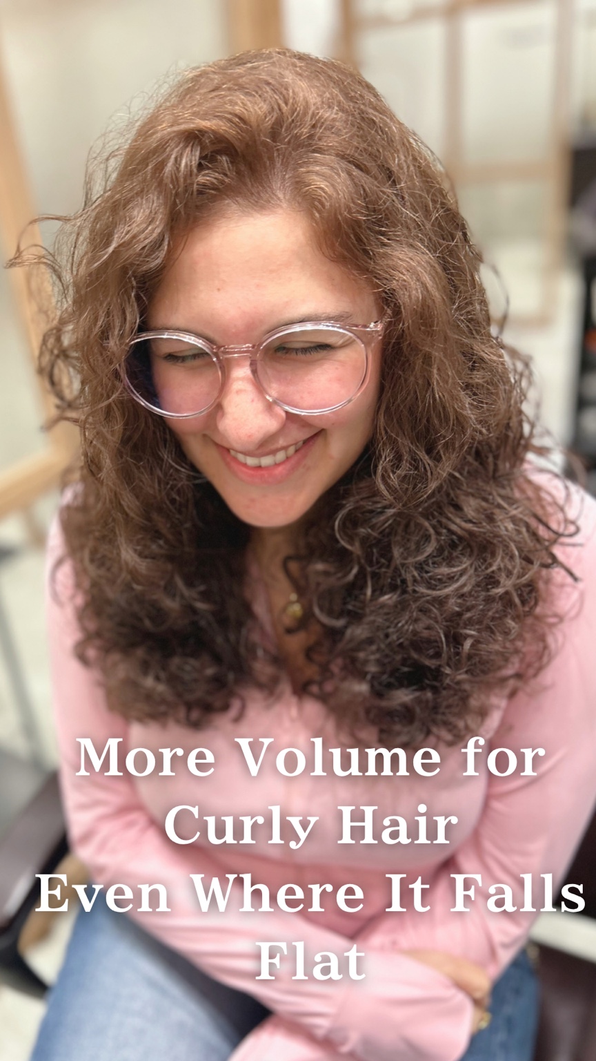 Natural curly hairstyle with soft layers and volume, styled at Moana Malie Hair in Harajuku, Tokyo.